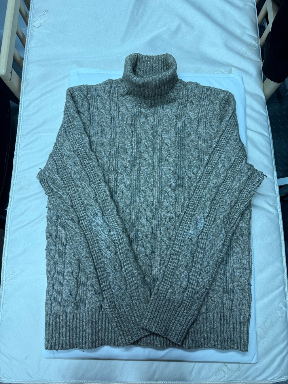 Express Taupe Gray Cable Knit Turtleneck Sweater Sz M